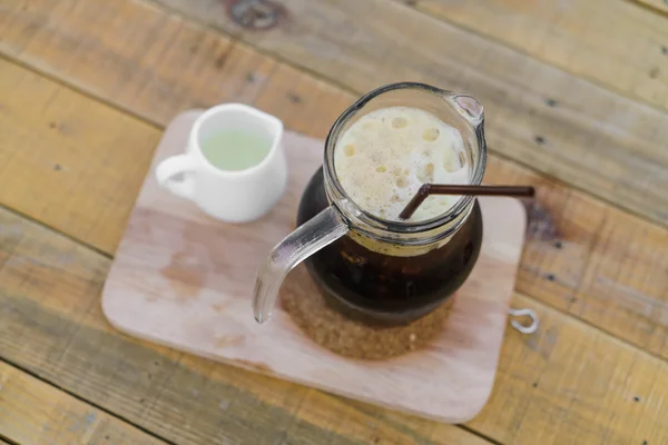 Kawa na zimno lodu na drewnianym stołem — Zdjęcie stockowe