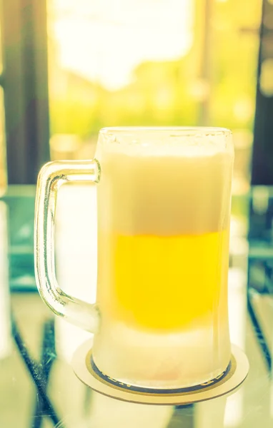 Taza con cerveza en la mesa. (Imagen filtrada procesada vintage effe — Foto de Stock