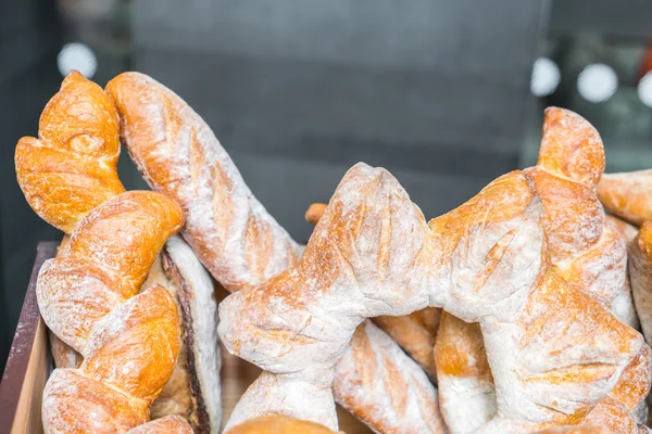 Taze sağlıklı doğal ekmek yemek . — Stok fotoğraf