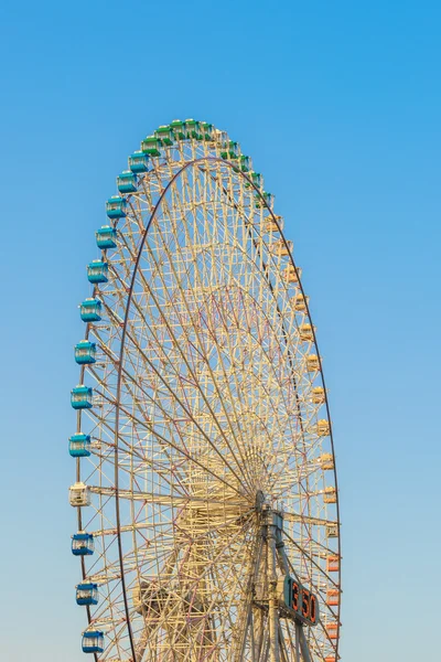 青い空の観覧車 — ストック写真