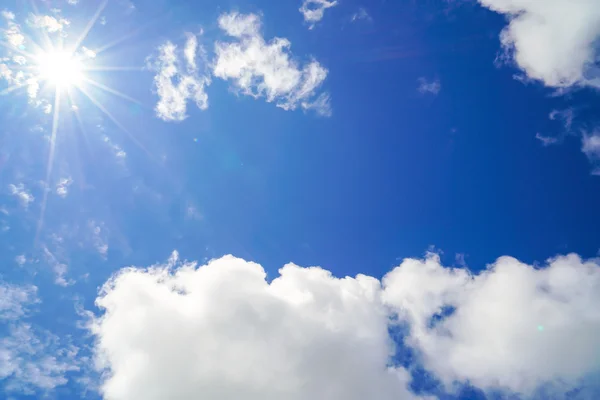 Cloud v modré obloze s slunečních paprsků . — Stock fotografie