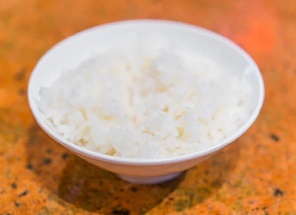 Arroz branco cozido no vapor em xícara na mesa  . — Fotografia de Stock