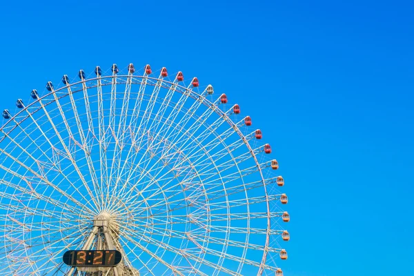 Riesenrad mit blauem Himmel — Stockfoto