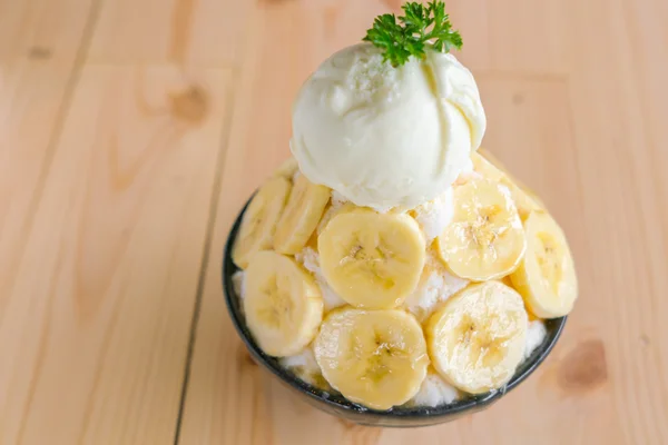 Estilo coreano bing su banana fresca raspada gelo na mesa de madeira  . — Fotografia de Stock