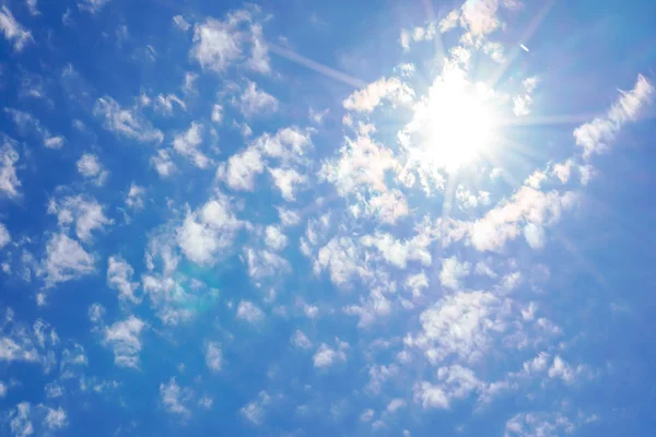 Wolken am blauen Himmel mit Sonnenstrahlen . — Stockfoto