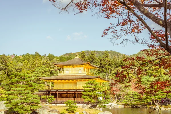 Kinkakuji chrám "Zlatý pavilon" v Kjótu, Japonsko (filtr — Stock fotografie
