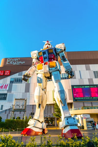 Performances Gundam grandeur nature devant DiverCity Tokyo Plaza, Oda — Photo