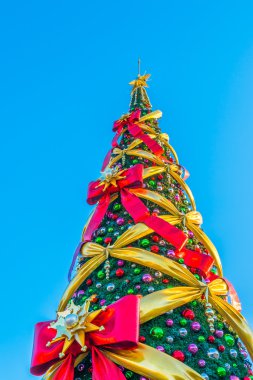 Noel ağacı ve süslemeler