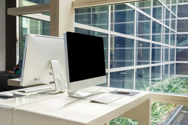 Computador na mesa no escritório, espaço de trabalho  . — Fotografia de Stock