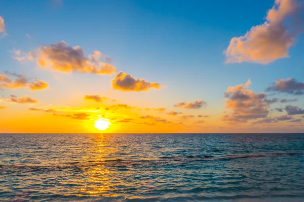 Hermosa puesta de sol con el cielo sobre el mar tranquilo en las Maldivas tropicales es — Foto de Stock