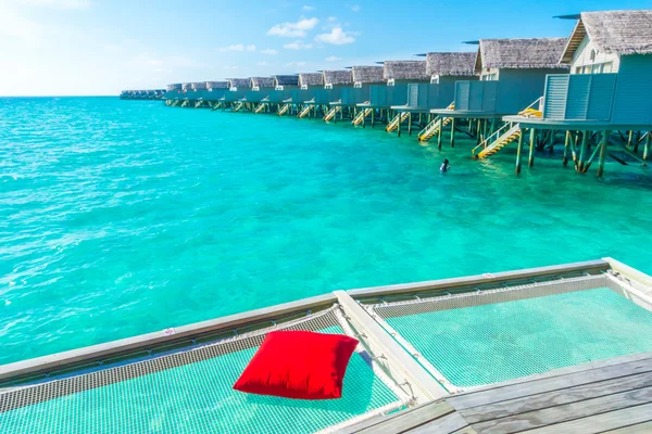 Asiento de red de vacaciones en la isla tropical de Maldivas y la belleza de la — Foto de Stock