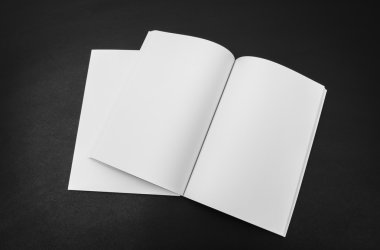 Katalog, dergi boş, sahte siyah arka plan üzerine kitap .