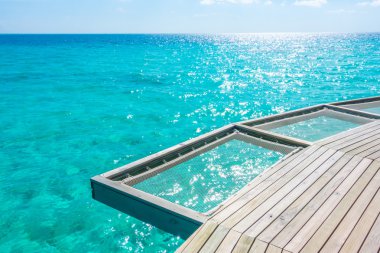 Tatil tropikal Maldivler ada ve güzelliği net koltukta 