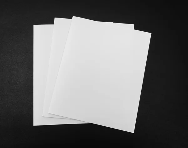 Bifold papel de plantilla blanco sobre fondo negro  . — Foto de Stock