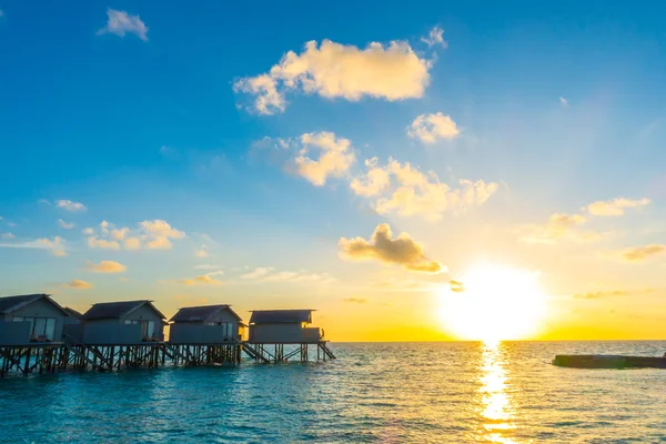 美丽的夕阳与马尔代夫的热带岛屿的水上别墅 — 图库照片