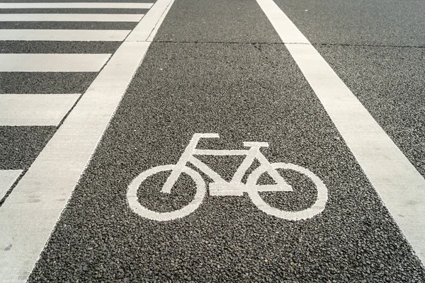 Полоса для велосипеда на дороге — стоковое фото