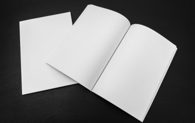 Katalog, dergi boş, sahte siyah arka plan üzerine kitap .