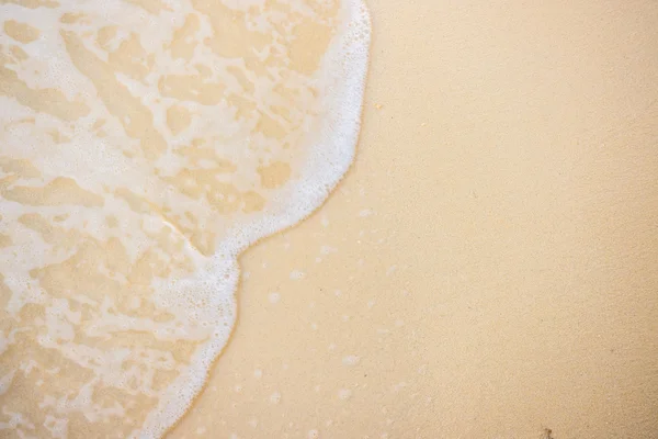 Wunderschöne tropische Malediven-Insel mit weißem Sandstrand und — Stockfoto