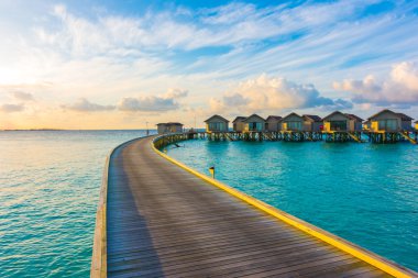 Tropikal Maldivler adalar su Villa ile güzel gündoğumu