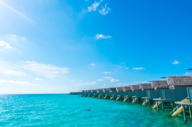 Tropikal Maldivler adasında sakin deniz üzerinde su Villa .