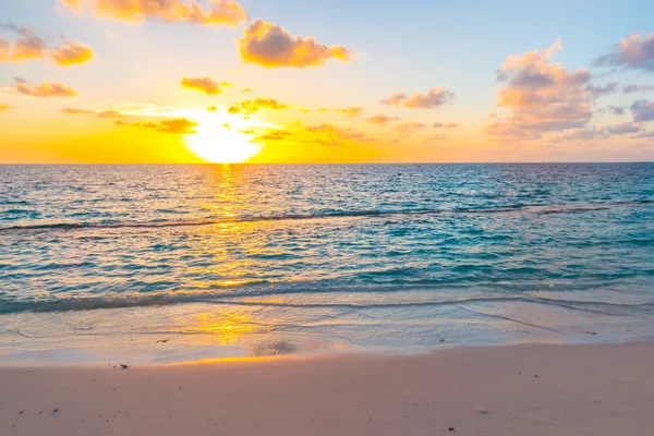 Belo pôr do sol com o céu sobre o mar calmo em Maldivas tropicais é — Fotografia de Stock
