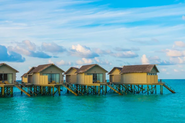 Hermoso amanecer con villas en Maldivas tropicales islan — Foto de Stock