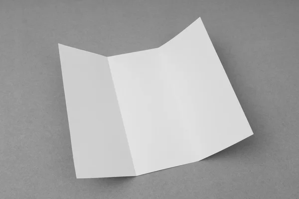 Trifold 회색 배경에 흰색 템플릿 종이 . — 스톡 사진