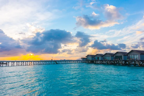 Bella alba con ville d'acqua nelle Maldive tropicali islan — Foto Stock