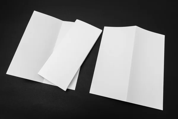 Bifold πρότυπο λευκό χαρτί σε μαύρο φόντο . — Φωτογραφία Αρχείου