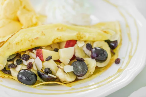 Pfannkuchen und Obst mit Eis auf dem Tisch — Stockfoto