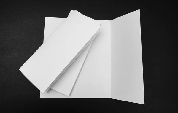 Dreifach weißes Schablonenpapier auf schwarzem Hintergrund . — Stockfoto
