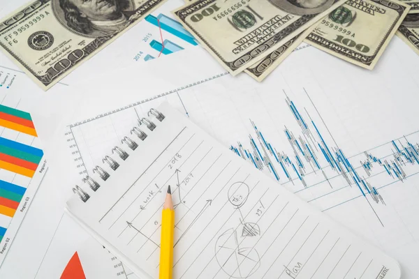 Finansiella diagram på bordet med dollar sedlar . — Stockfoto