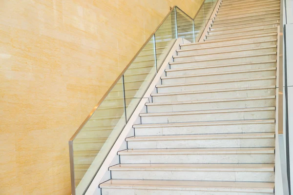 モダンな建物の中で階段 . — ストック写真