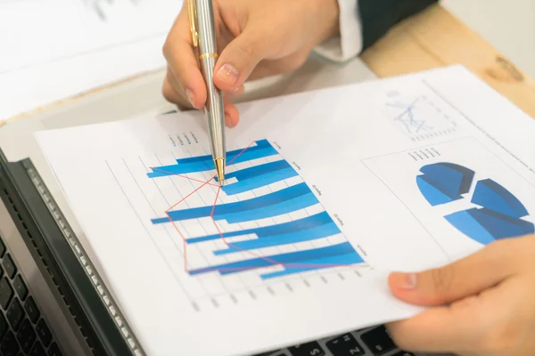 Laptop és pénzügyi diagramok segítségével ki ülésen üzletemberek — Stock Fotó