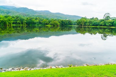 Göl, Ang Kaew Chiang Mai Universi yönü ile güzel yeşil park