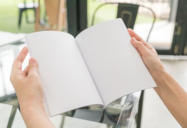 Tablo üzerinde eller açık kitap .