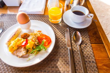 Kahvaltıda yumurtalı omlet. .
