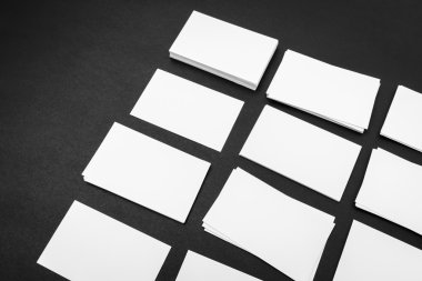 Kartvizit siyah arka plan üzerine .