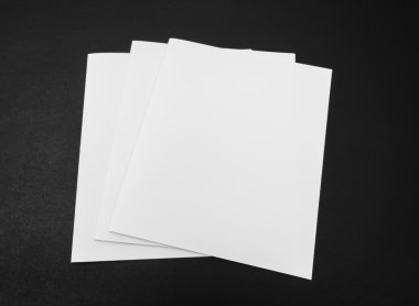 Bifold beyaz şablon kağıt üzerinde siyah arka plan .