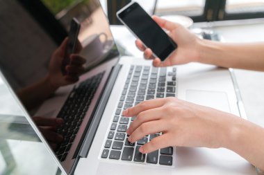 iş kadını el laptop klavye mo ile yazarak closeup