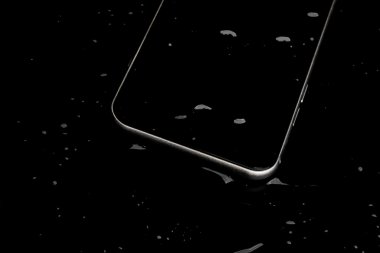 Siyah backgrou su sıçramasına ile su geçirmez akıllı telefon