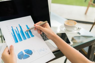 İş kadın el ile mali harita ve tabl üstünde laptop