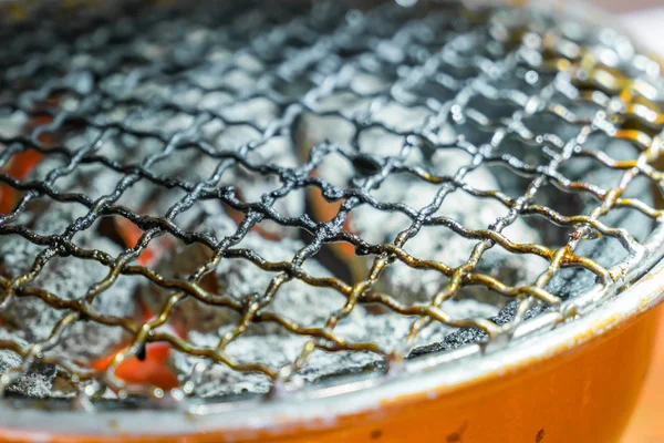 Gebruikt vuile hete barbecue grill  . — Stockfoto