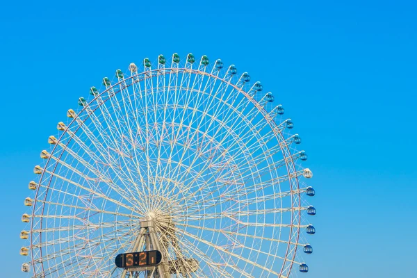 Roue ferris avec ciel bleu — Photo