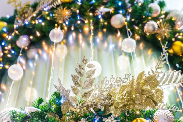 Fechar-se de decorações árvore de Natal fundo — Fotografia de Stock