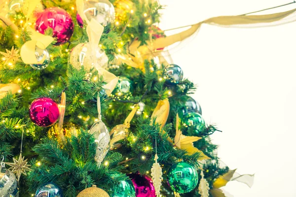 Närbild av Christmas tree dekorationer bakgrund (filtrerad bilder — Stockfoto
