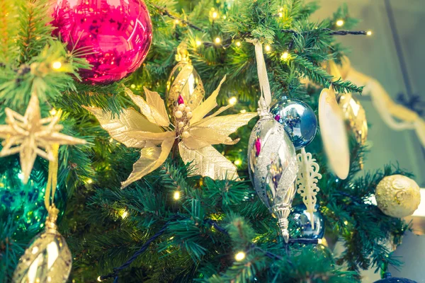 Närbild av Christmas tree dekorationer bakgrund (filtrerad bilder — Stockfoto