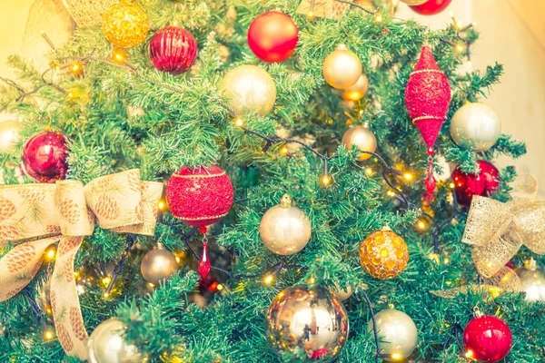 Closeup των Χριστουγέννων δέντρο διακοσμήσεις φόντο (φιλτραρισμένο imag — Φωτογραφία Αρχείου