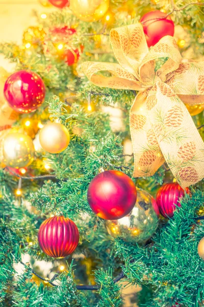 クローズ アップのクリスマス ツリーの装飾背景 (フィルター imag — ストック写真