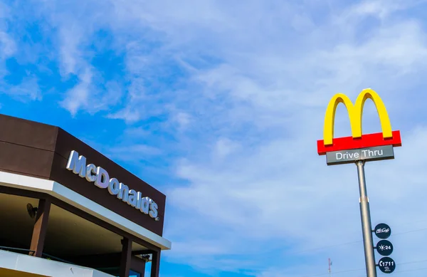 Конан-Прованс, Таиланд - 20 декабря 2015 года: логотип McDonalds — стоковое фото